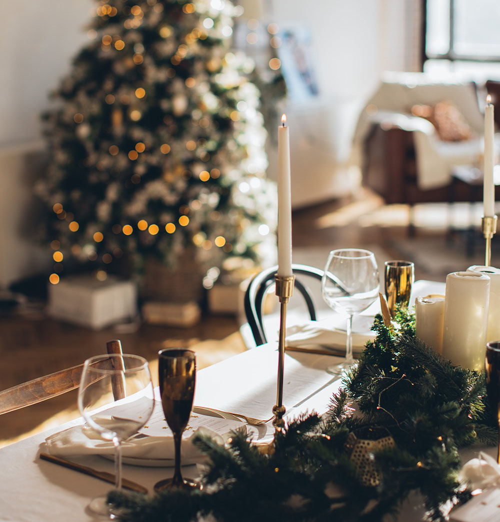 Karácsonyi belső dekoráció és karácsony esti asztal náddal és gyertyákkal