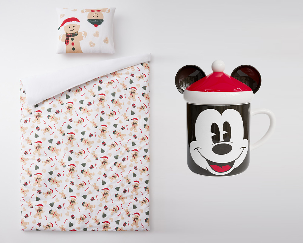 Karácsonyi ágynemű a Pepco-tól babaajándéknak egy Mickey egér motívummal ellátott karácsonyi ajándék bögre mellett.