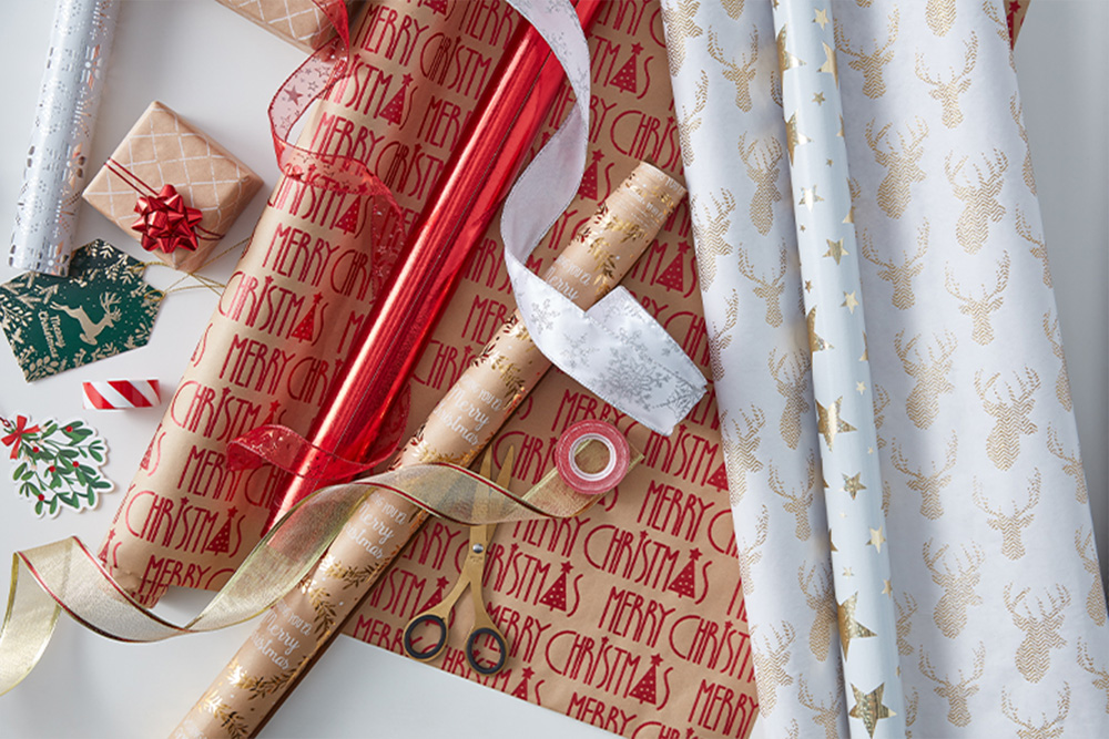 Karácsonyi ajándékcsomagolópapír, szalagok és csomagolási kiegészítők.