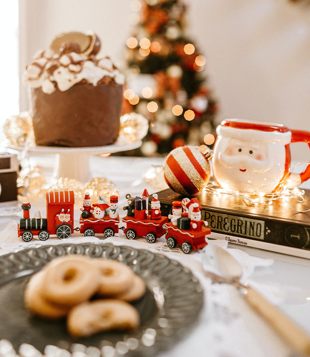Karácsonyi dekorációk és ajándékok.