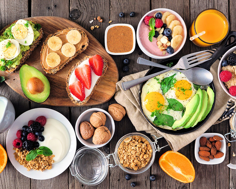 Egészséges termékekkel teli asztal: gyümölcsök, zöldségek, zabpehely