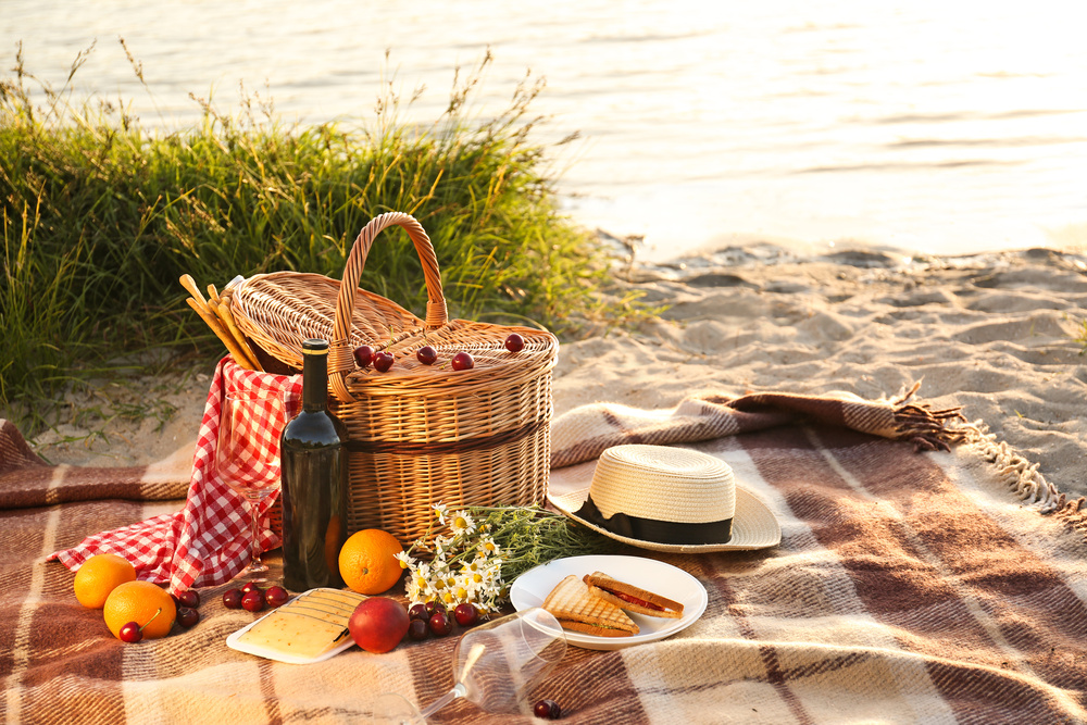 Piknikkosár egy romantikus vacsorához a folyóparti strandon