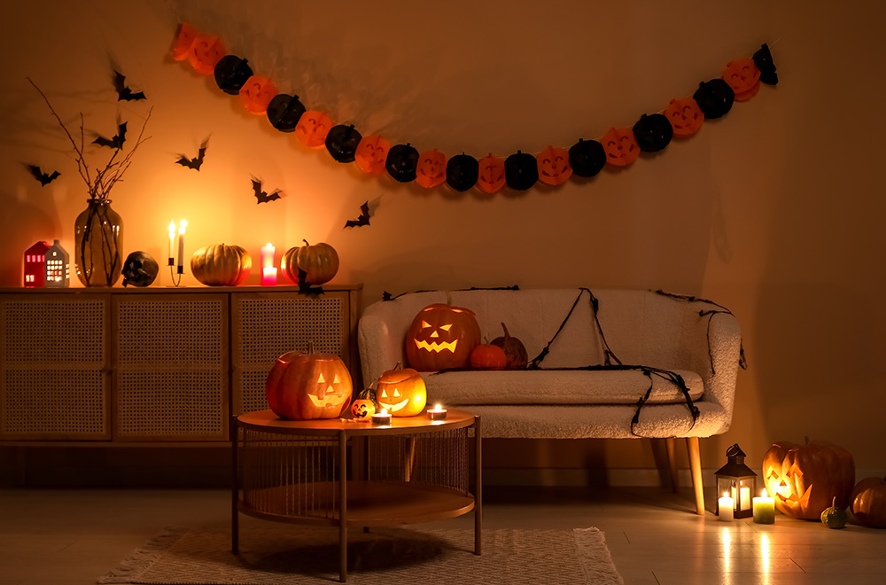 Nappali töklámpásokkal és halloweeni dekorációkkal