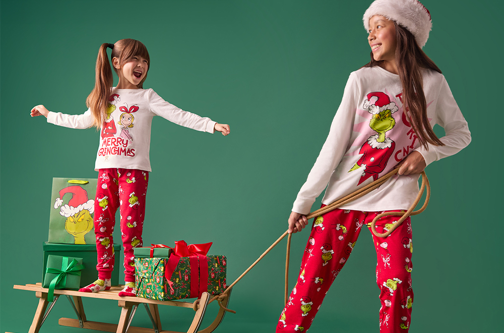 Lányok játszanak Grincs pizsamában