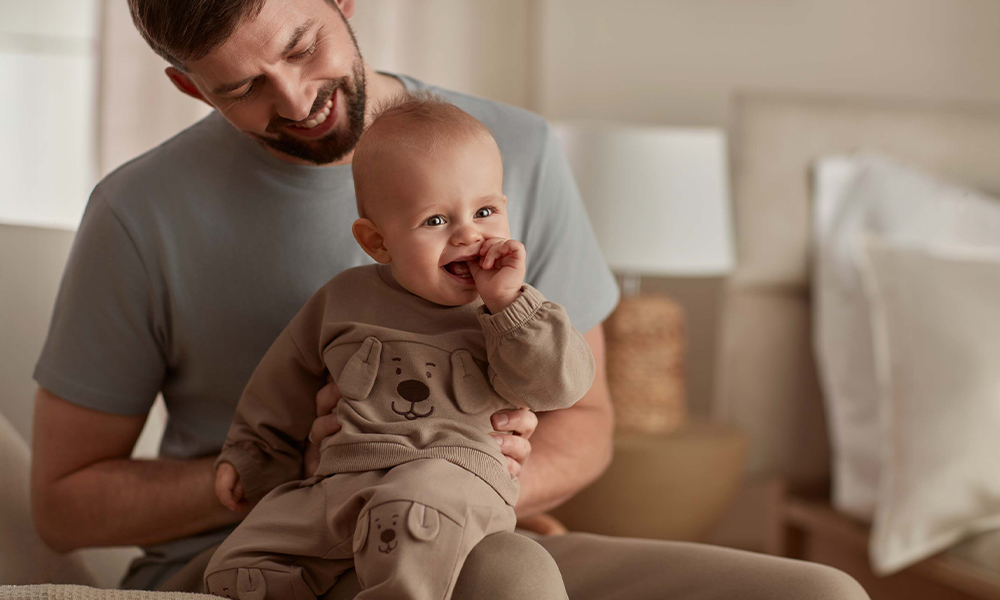 Gyermek az apja ölében