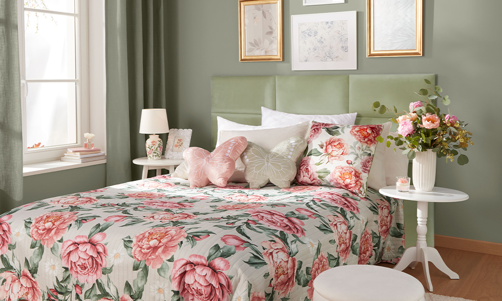 Bazsarózsa témájú kiegészítőkkel díszített hálószoba