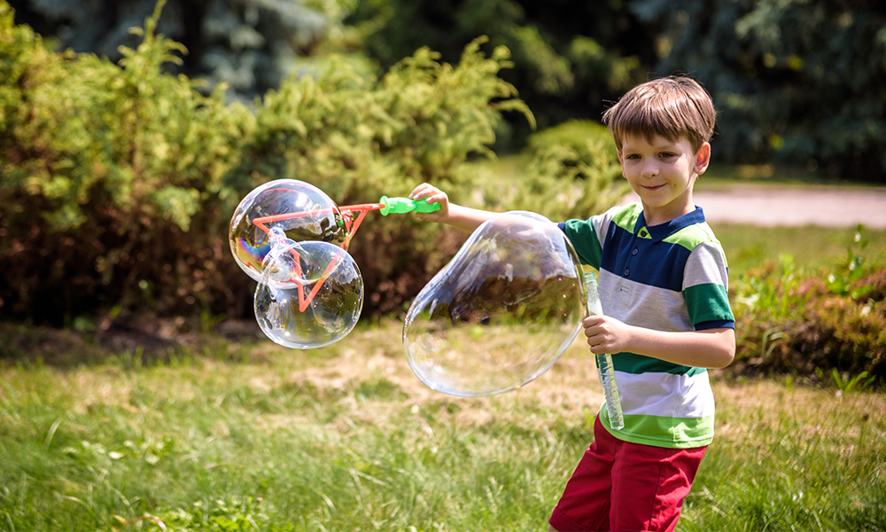 Fiú buborékokat fúj